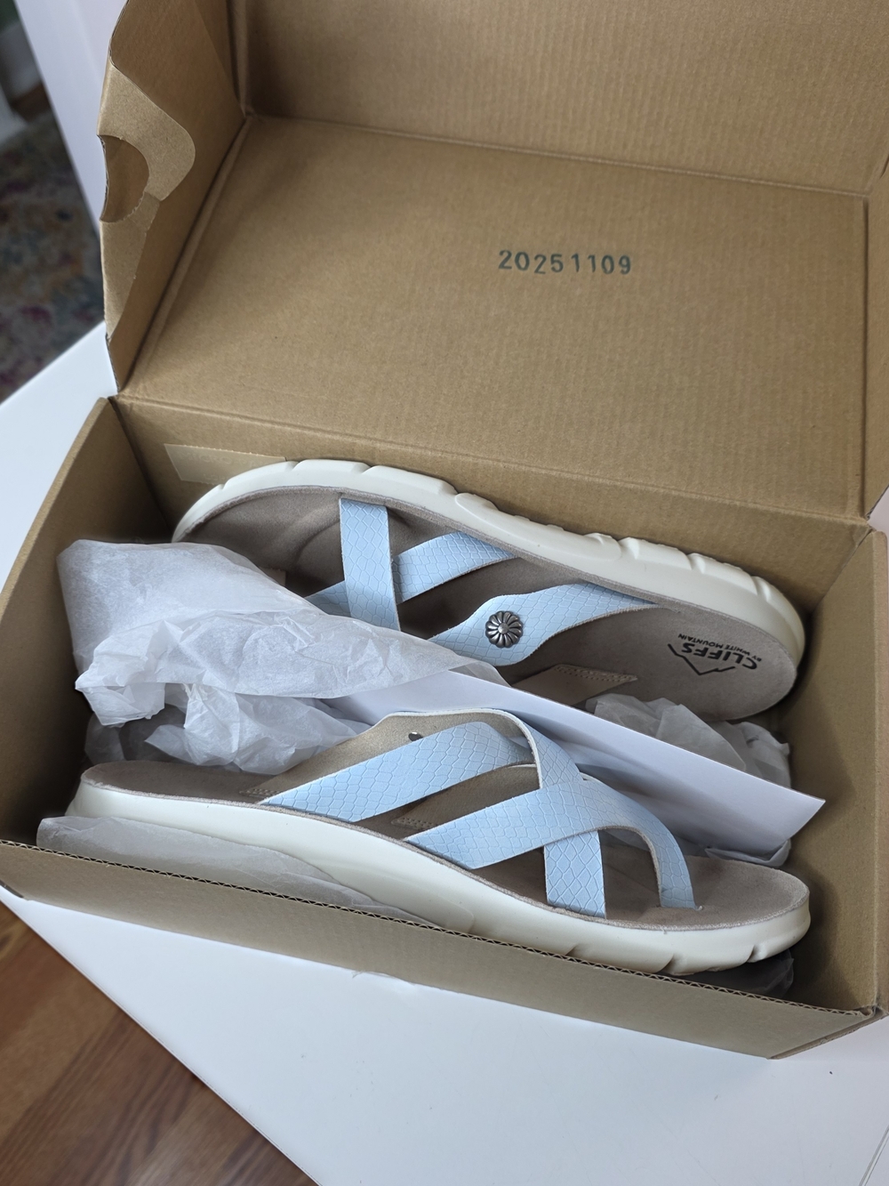 NIB Cliffs By White Mountain Light Blue Textured Cross-Strap Sandals Size 8.5m - Picture 10 of 10